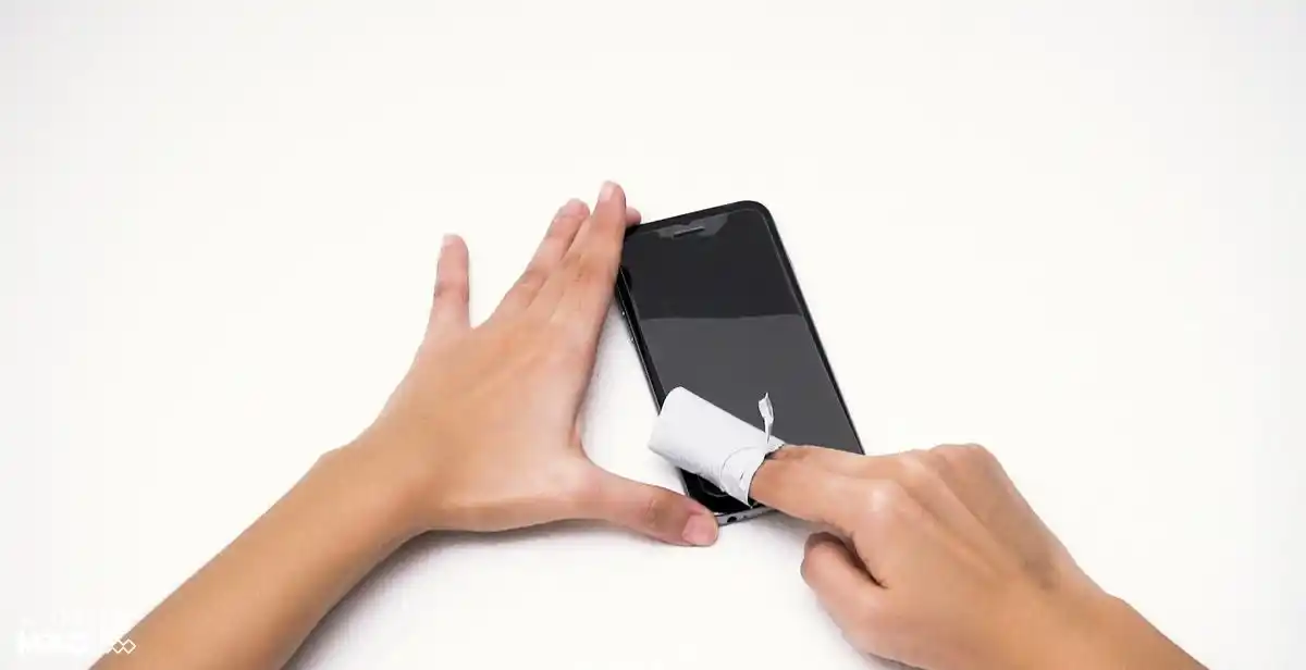 پیشگیری از خطرات احتمالی در حین تمیز کردن گلس گوشی