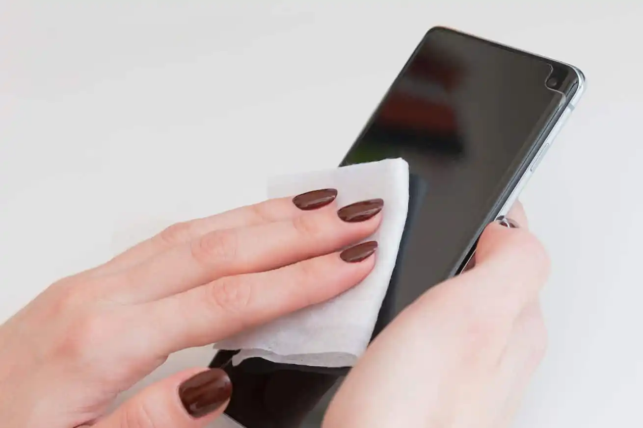 مراحل و مواد لازم برای پاک‌سازی موثر گلس گوشی