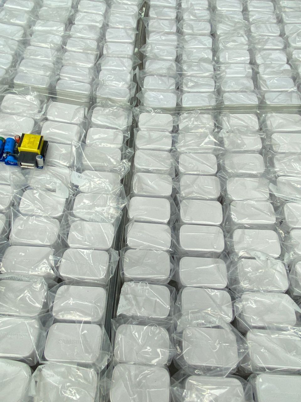 آداپتور ۵ وات اصل مناسب برای شارژ گوشی، هندزفری و ساعت هوشمند با ارسال سریع از نیروانا موبایل