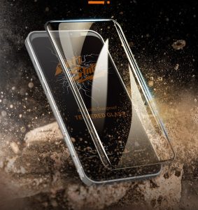 گلس ضد ضربه و ضد گرد و غبار میتوبل با نصب دقیق روی گوشی هوشمند