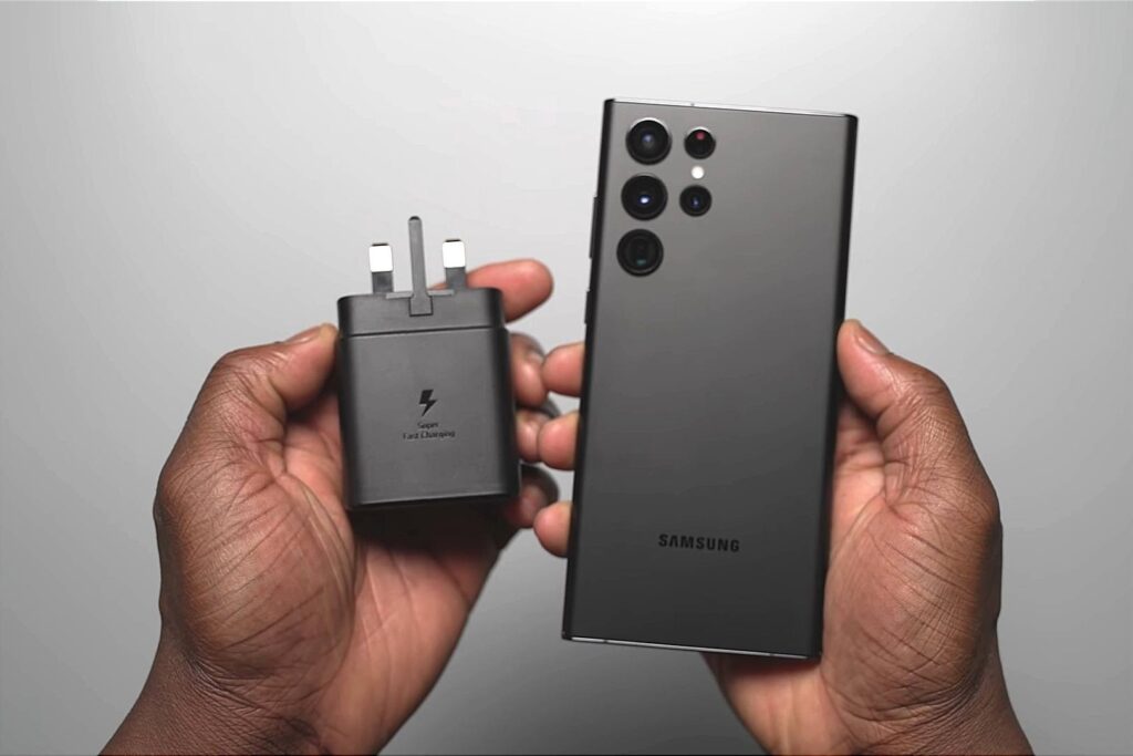 ابعاد و اندازه شارژر اصلی سامسونگ ۴۵ واتی در کنار گلکسی S25 اولترا