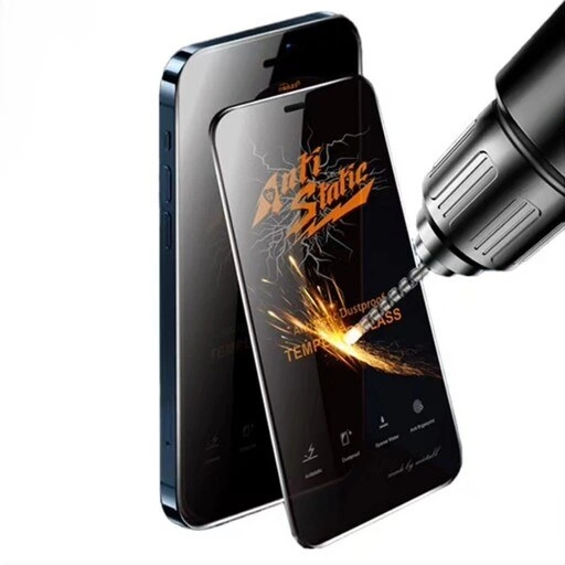 تصویر نزدیک از نصب گلس آنتیاستاتیک (Anti-Static) روی صفحه گوشی، بدون حباب و غبار، نشاندهنده نصب آسان و تمیز. گلس عمده در تهران