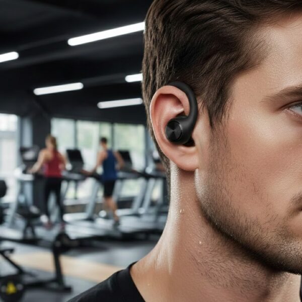 نمایی نزدیک از هندزفری ورزشی با طراحی Ear Hook در گوش برای حداکثر ثبات حین تمرین باشگاه.
