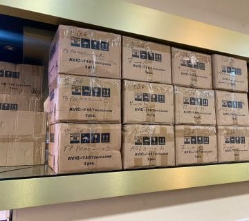 انبار پخش عمده باتری موبایل شامل جعبه های کارتن شده پر از باتری های آیفون و سامسونگ و شیائمی